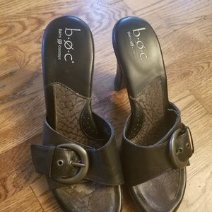 Size 10 black Born sandal with buckle